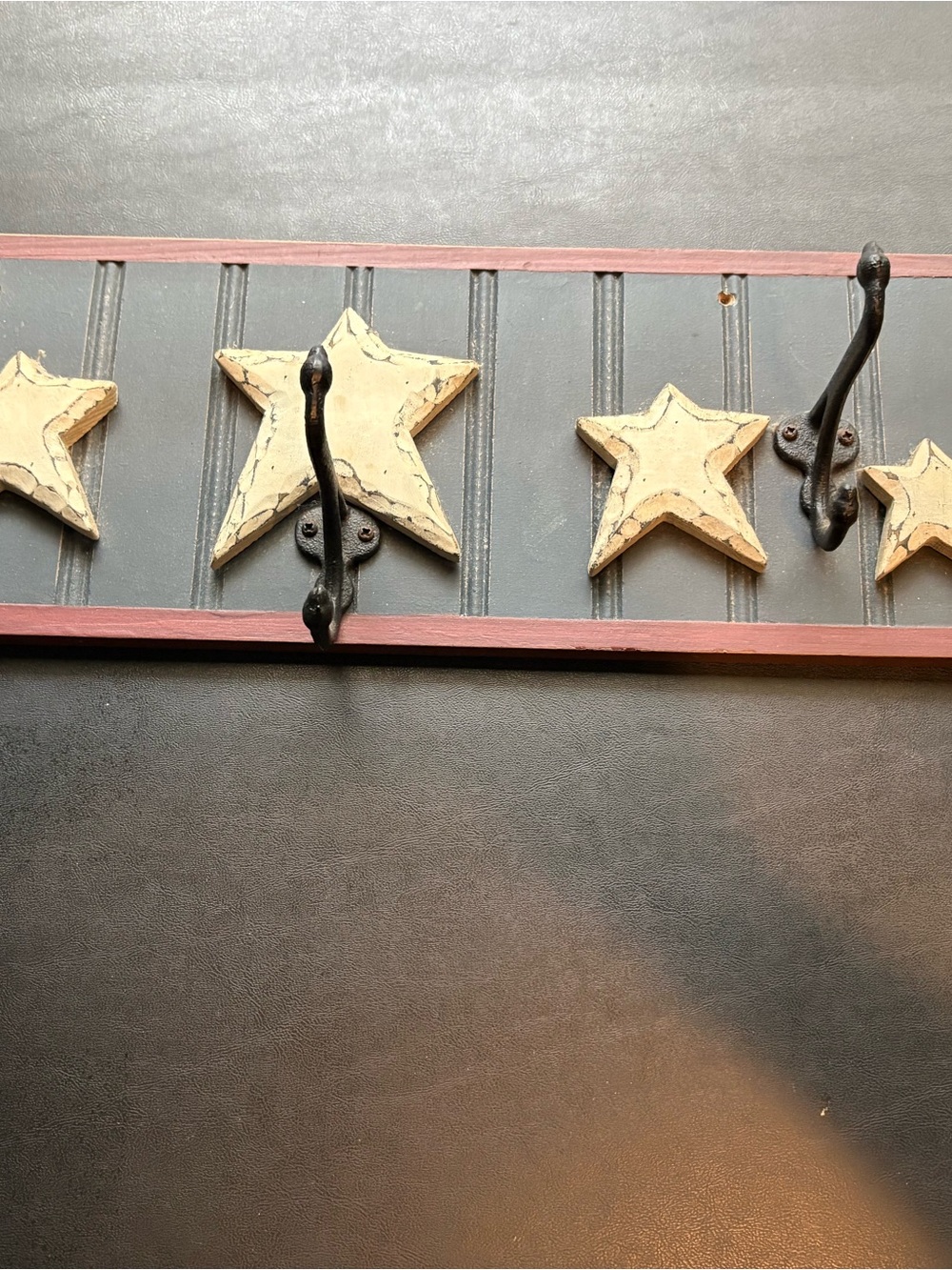 Farmhouse Star Wall Hook Rack in Beige and Black -